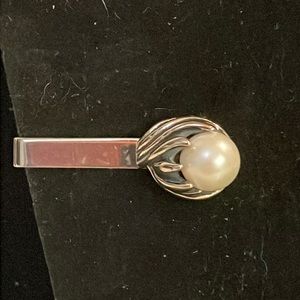 1950s vintage gold tone tie bar w/claw setting & 10mm simulated white pearl